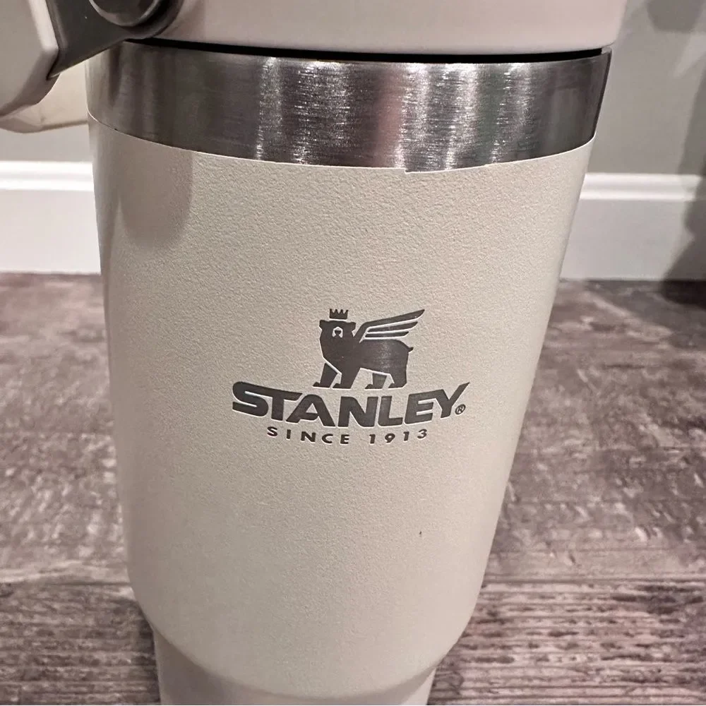 Stanley Cream THE ICEFLOW™ FLIP STRAW TUMBLER | 30 OZ - Picture 2 of 6